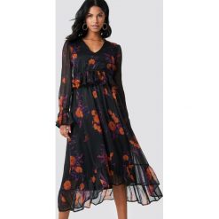 NA-KD Boho Sukienka midi z długim rękawem - Black. Czarne długie sukienki marki NA-KD Boho, z tkaniny, boho, dekolt w kształcie v, z długim rękawem. Za 202,95 zł.