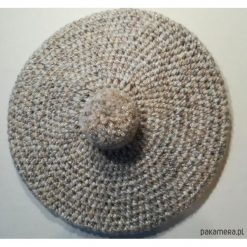 Unikatowy beret z pomponem. Szare berety damskie Pakamera, bez wzorów. Za 200,00 zł.
