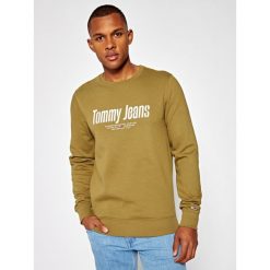 Bluza Tommy Jeans Tjm Essentiale Graphic Crew DM0DM07927. Szare bluzy męskie Tommy Jeans, xxl, bez wzorów, z jeansu, bez kołnierzyka, bez rękawów, bez kaptura. W wyprzedaży za 229,00 zł.