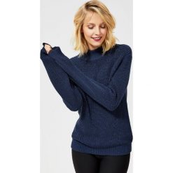 Sweter o wyraźnym splocie z metaliczną nitką. Niebieskie swetry damskie Moodo, xs, z bawełny, długie. Za 49,99 zł.