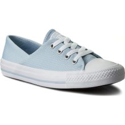 Trampki CONVERSE - Ctas Coral Ox 555897C Porpoise/White/White. Niebieskie półbuty damskie Converse, bez wzorów, z gumy, bez obcasa, na płaskiej podeszwie, bez zapięcia. W wyprzedaży za 199,00 zł.