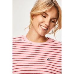 Lee - T-shirt. Różowe t-shirty damskie Lee, s, bez wzorów, z bawełny, z okrągłym kołnierzem. Za 99,90 zł.