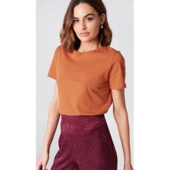 NA-KD Basic T-shirt basic - Orange. Pomarańczowe t-shirty damskie NA-KD Basic, z bawełny, z okrągłym kołnierzem. Za 52,95 zł.