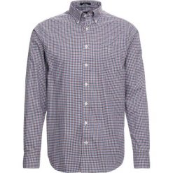 GANT BROADCLOTH GINGHAM REGULAR FIT Koszula rhododendron. Czerwone koszule męskie marki GANT, l, w kratkę, z bawełny, z klasycznym kołnierzykiem. Za 419,00 zł.