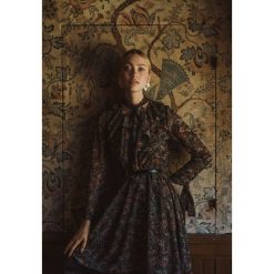 Czarna Sukienka Rainham. Czarne sukienki damskie Renee, na imprezę, s, w paski, eleganckie, bez kołnierzyka, bez rękawów, długie, midi, rozkloszowane. Za 119,99 zł.