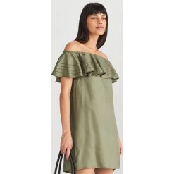 Sukienka z odkrytymi ramionami - Khaki. Brązowe sukienki damskie Reserved, bez wzorów, bez kołnierzyka, bez rękawów, z odkrytymi ramionami. Za 99,99 zł.