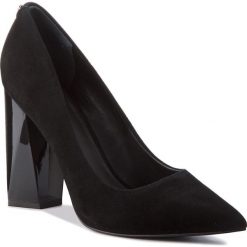 Półbuty GUESS - FLODE4 SUE08 BLACK. Czarne półbuty damskie skórzane Guess, z aplikacjami, eleganckie, ze szpiczastym noskiem, na obcasie. Za 669,00 zł.