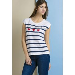 Prążkowana bluzka z sercami. T-shirty damskie Monnari, s, z napisami, z bawełny, bez kołnierzyka. Za 39,95 zł.
