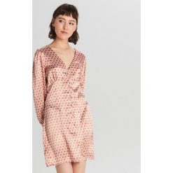 Satynowa sukienka w stylu retro - Różowy. Różowe sukienki damskie Cropp, s, bez wzorów, z satyny, retro, bez kołnierzyka, bez rękawów. W wyprzedaży za 69,99 zł.