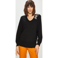 Liu Jo - Sweter. Czarne swetry klasyczne damskie marki Liu Jo, s, z wiskozy, z włoskim kołnierzykiem. W wyprzedaży za 399,90 zł.