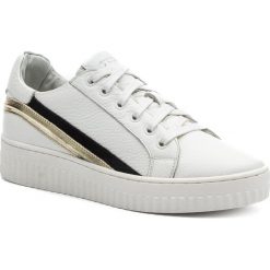 Sneakersy TOGOSHI - TG-09-02-000054 102. Białe półbuty damskie Togoshi, bez wzorów, ze skóry, bez obcasa, na płaskiej podeszwie, bez zapięcia. W wyprzedaży za 279,00 zł.