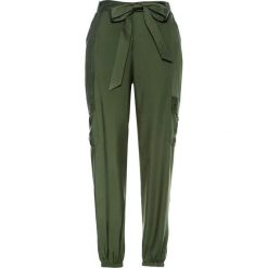 Spodnie bojówki bonprix ciemny khaki. Zielone spodnie damskie bonprix, bez wzorów. Za 109,99 zł.