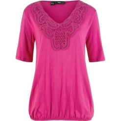 Shirt z krótkim rękawem i koronkową wstawką bonprix różowa magnolia. Różowe koszulki damskie bonprix, w koronkowe wzory, z bawełny, z dekoltem w serek, z krótkim rękawem. Za 74,99 zł.