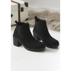 Czarne Botki Tayah. Czarne botki damskie Born2be, z okrągłym noskiem, za kostkę, na średnim obcasie, na obcasie, bez zapięcia. Za 139,99 zł.