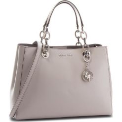 Torebka MICHAEL MICHAEL KORS - Cynthia 30F8SCYS6L Pearl Grey. Szare torebki klasyczne damskie marki MICHAEL Michael Kors, bez wzorów, ze skóry, klasyczne, bez dodatków. Za 1629,00 zł.
