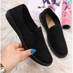 Tenisówki damskie slip on ażurowe czarne McKey - czarny. Czarne trampki i tenisówki damskie Mckey, bez wzorów, bez zapięcia. Za 29,99 zł.