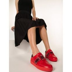 Czerwone Buty Sportowe Call My Name. Czerwone buty sportowe damskie Born2be, bez wzorów, sportowe. W wyprzedaży za 29,99 zł.