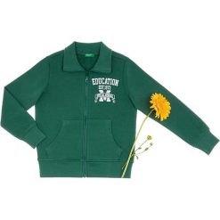 Bluza w kolorze zielonym. Zielone bluzy niemowlęce Benetton Kids, z nadrukiem, bez rękawów, bez kaptura. W wyprzedaży za 42,95 zł.