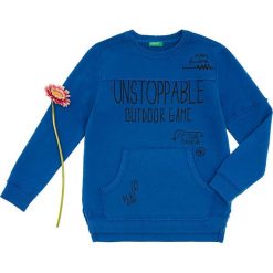 Bluza w kolorze niebieskim. Niebieskie bluzy niemowlęce Benetton Kids, z nadrukiem, z bawełny, bez rękawów, bez kaptura. W wyprzedaży za 45,95 zł.