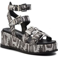 Sandały BRONX - 84765-J BX 1561 Black/White 203. Szare klapki damskie Bronx, bez wzorów, ze skóry, bez obcasa, na obcasie. W wyprzedaży za 399,00 zł.