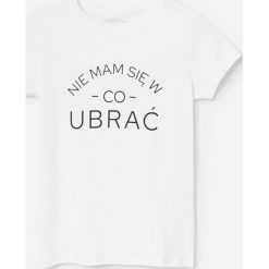 Bawełniany t-shirt z napisem - Biały. Białe t-shirty damskie Reserved, z napisami, z bawełny, bez kołnierzyka. W wyprzedaży za 15,99 zł.