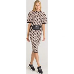SUKIENKA ELISABETTA FRANCHI. Szare sukienki damskie Elisabetta Franchi, na imprezę, bez wzorów, z dzianiny, z okrągłym kołnierzem, bez rękawów, midi, dopasowane. Za 1049,00 zł.