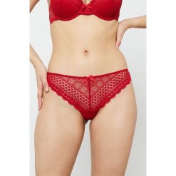 Etam - Stringi Cherie Cherie. Czerwone majtki damskie Etam, w koronkowe wzory, z elastanu. Za 49,90 zł.
