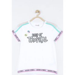 Coccodrillo - T-shirt dziecięcy 128-158 cm. Białe bluzki dziewczęce COCCODRILLO, z aplikacjami, z elastanu, z okrągłym kołnierzem, z krótkim rękawem, krótkie, bez kaptura. W wyprzedaży za 44,90 zł.