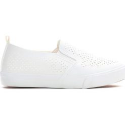 Białe Slip On Thunderstruck. Białe buty chłopięce sportowe Born2be, na lato, z materiału, z okrągłym noskiem. Za 24,99 zł.