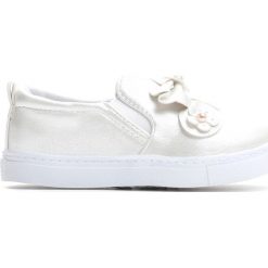 Białe Slip On Look Fine. Białe buty sportowe dziewczęce Born2be, z materiału, z okrągłym noskiem. Za 39,99 zł.