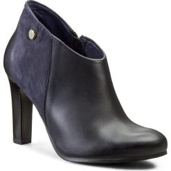 Botki CARINII - K3118 Samdro 1811/Samuel 1680/2. Niebieskie buty zimowe damskie Carinii, z nubiku, na obcasie. W wyprzedaży za 199,00 zł.