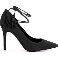 Guess Szpilki. Czółenka damskie Guess, z aplikacjami, ze skóry, bez obcasa, na szpilce, bez zapięcia. Za 249,00 zł.