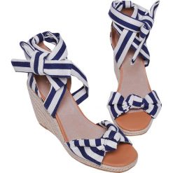 Espadryle na koturnie. Białe koturny damskie Top Secret, bez wzorów, z jeansu, bez obcasa, na koturnie. W wyprzedaży za 39,99 zł.