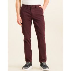 Spodnie materiałowe TOMMY HILFIGER Denton MW0MW12576. Czerwone jeansy męskie TOMMY HILFIGER, m, bez wzorów. W wyprzedaży za 299,00 zł.
