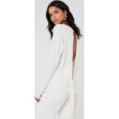 NA-KD Sweter z wiązaniem z tyłu - White. Białe swetry klasyczne damskie marki NA-KD, z dzianiny, z dekoltem na plecach. Za 100,95 zł.