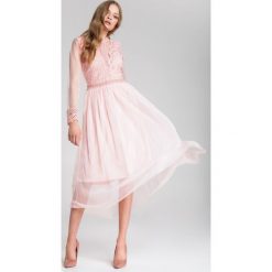 Jasnoróżowa Sukienka Lylah. Różowe sukienki damskie Renee, na sylwestra, s, z aplikacjami, z tiulu, eleganckie, bez kołnierzyka, bez rękawów, midi, rozkloszowane. Za 129,99 zł.
