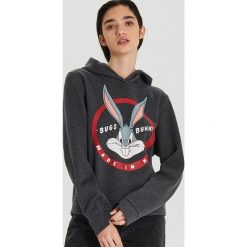 Bluza Królik Bugs - Szary. Szare bluzy damskie Cropp, s, bez wzorów, bez rękawów, bez kaptura. Za 99,99 zł.