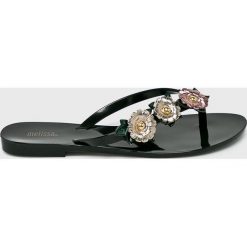Melissa - Japonki Harmonic Garden. Czarne klapki damskie Melissa, bez wzorów, z materiału, bez obcasa, na obcasie. W wyprzedaży za 219,90 zł.