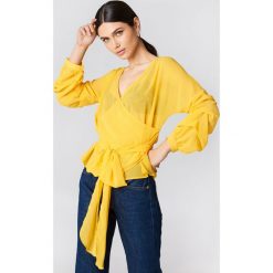 Bluzki damskie: NA-KD Bluzka z wiązaniem w pasie – Yellow