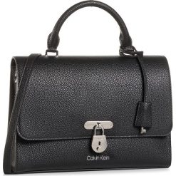 Torebka CALVIN KLEIN - Flat Top Handle Md K60K606767 BAX. Czarne topy damskie Calvin Klein, uniwersalny, bez wzorów, ze skóry ekologicznej, z klasycznym kołnierzykiem. Za 719,00 zł.