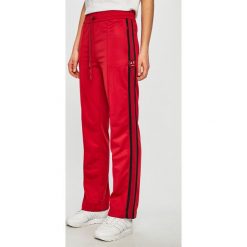 Armani Exchange - Spodnie. Czarne spodnie damskie Armani Exchange, s, z poliesteru. W wyprzedaży za 349,90 zł.