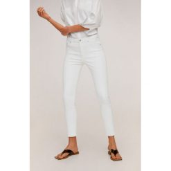 Mango - Jeansy Isa. Białe jeansy damskie Mango, bez wzorów, z elastanu, z podwyższonym stanem. Za 129,90 zł.