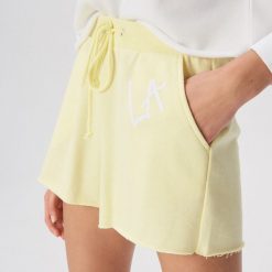 Szorty sportowe z nadrukiem La - Żółty. Żółte spodenki sportowe damskie Sinsay, s, z nadrukiem, sportowe. Za 39,99 zł.