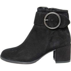 Skórzane botki "Jackpot" w kolorze czarnym. Czarne botki damskie Bluetag, Gusto, ze skóry, bez obcasa, na klamry. W wyprzedaży za 307,95 zł.