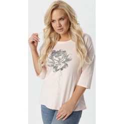 Jasnoróżowa Bluzka Callilopei. Różowe bluzki damskie Born2be, xl, bez wzorów, bez kołnierzyka, bez rękawów. W wyprzedaży za 44,99 zł.