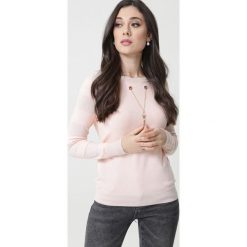 Jasnoróżowy Sweter Kirby. Różowe swetry damskie Born2be, xl, bez wzorów, klasyczne, z długim rękawem, długie, bez kaptura. Za 99,99 zł.