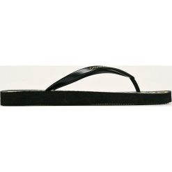 Calvin Klein Jeans - Japonki. Niebieskie klapki damskie Calvin Klein Jeans, bez wzorów, z jeansu, bez obcasa, na obcasie. W wyprzedaży za 89,90 zł.
