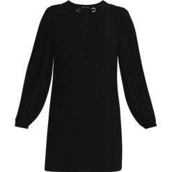 Sisley Sukienka letnia black. Czarne sukienki damskie letnie marki Sisley, z poliesteru. W wyprzedaży za 349,30 zł.