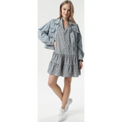 Niebieska Sukienka Maryronei. Niebieskie sukienki damskie Born2be, s, w kwiaty, sportowe, z falbankami, bez rękawów, długie, mini, sportowe. Za 99,99 zł.
