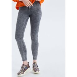 Jeansy push up - Szary. Szare jeansy damskie marki Cropp. Za 79,99 zł.